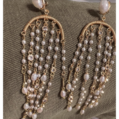 shows the7  rows of gold chain and pearl beading that are on each earring!